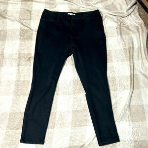 Black skinny leg curvy fit